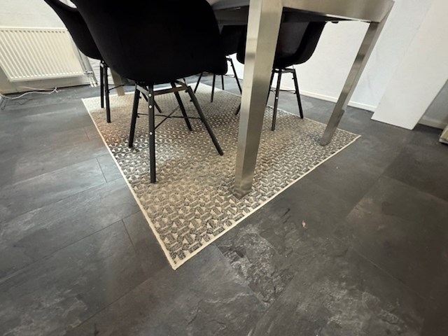 Tafel met 4x stoel en vloerkleed - afbeelding 3 van  8