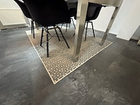 Tafel met 4x stoel en vloerkleed - afbeelding 3 van  8