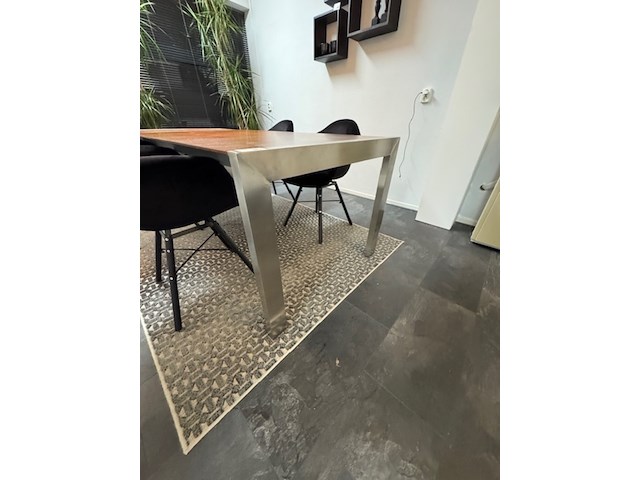 Tafel met 4x stoel en vloerkleed - afbeelding 4 van  8