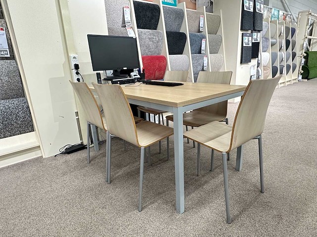 Tafel met 5 pedrali stoelen - afbeelding 1 van  3