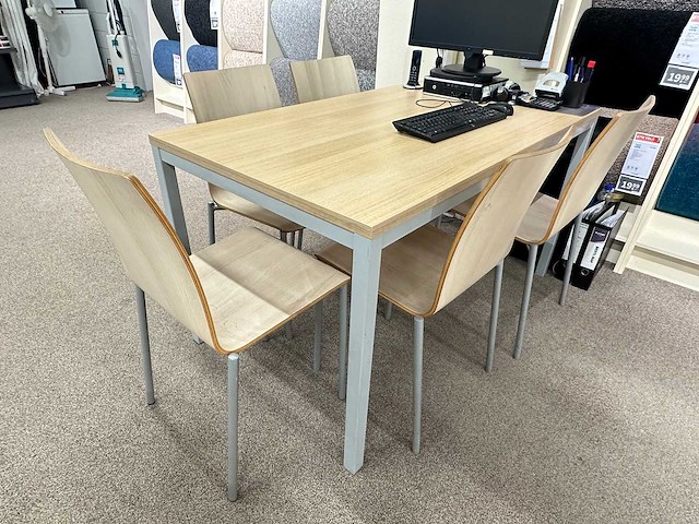 Tafel met 5 pedrali stoelen - afbeelding 2 van  3