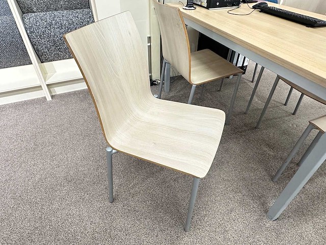 Tafel met 5 pedrali stoelen - afbeelding 3 van  3