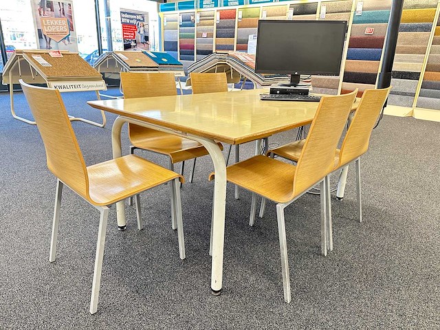 Tafel met 5 pedrali stoelen - afbeelding 1 van  4