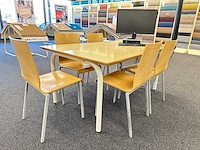 Tafel met 5 pedrali stoelen