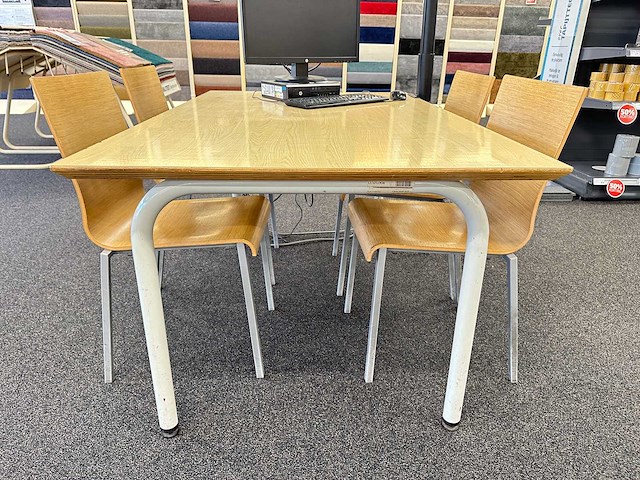 Tafel met 5 pedrali stoelen - afbeelding 2 van  4