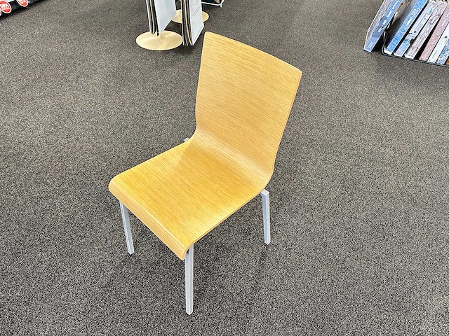 Tafel met 5 pedrali stoelen - afbeelding 3 van  4