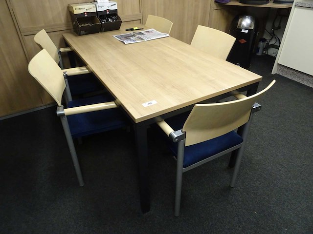 Tafel met 5 stoelen - afbeelding 1 van  2