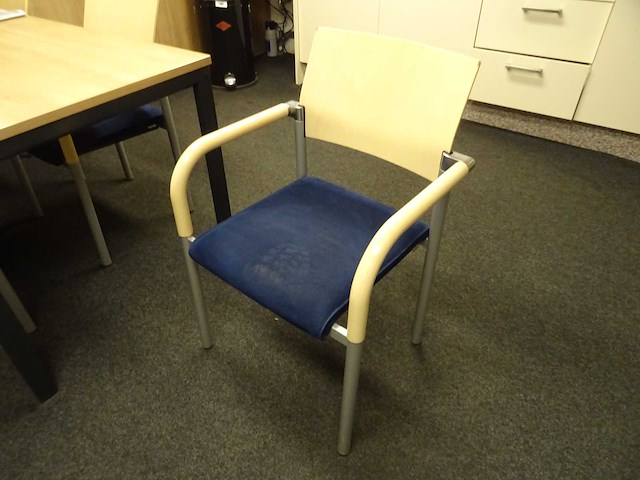 Tafel met 5 stoelen - afbeelding 2 van  2