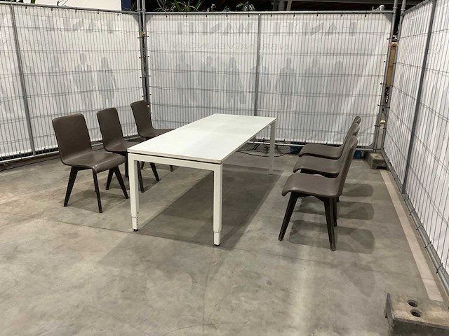 Tafel met 6 stoelen - afbeelding 1 van  10