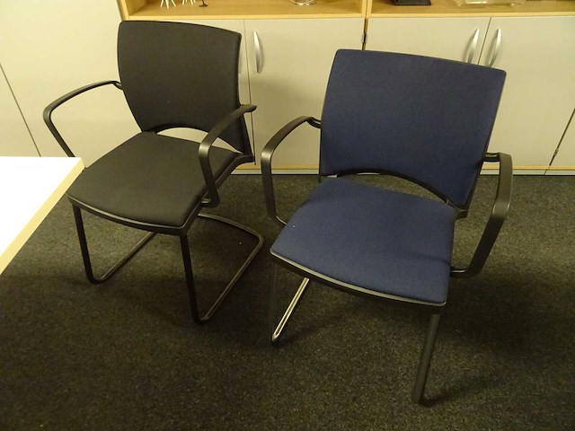 Tafel met 6 stoelen - afbeelding 1 van  1