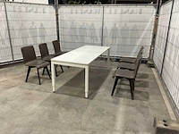 Tafel met 6 stoelen