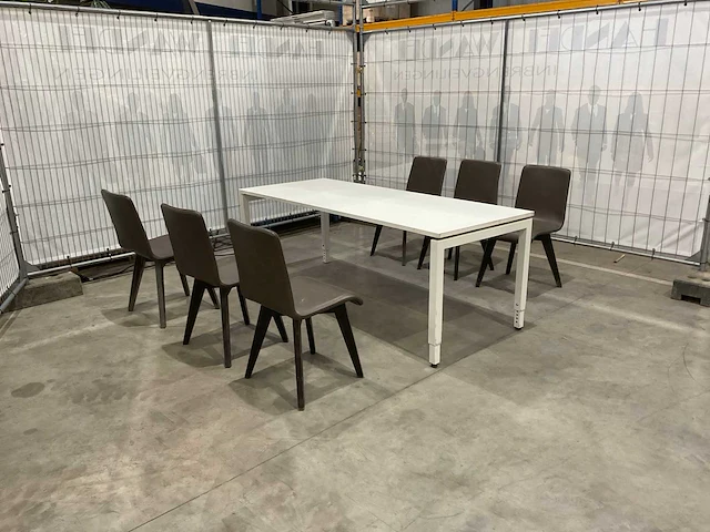 Tafel met 6 stoelen - afbeelding 1 van  11