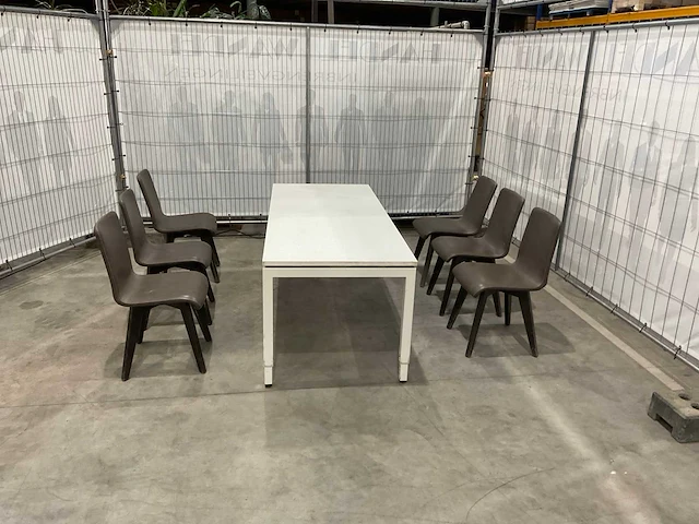 Tafel met 6 stoelen - afbeelding 5 van  11