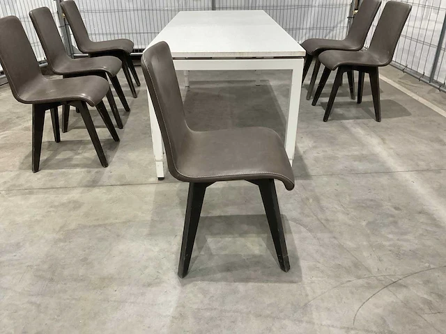 Tafel met 6 stoelen - afbeelding 10 van  11