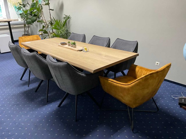 Tafel met 8 stoelen - afbeelding 1 van  7