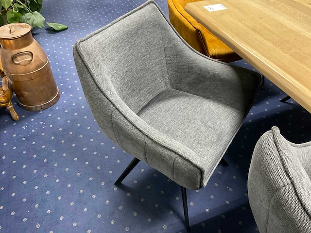 Tafel met 8 stoelen - afbeelding 4 van  7