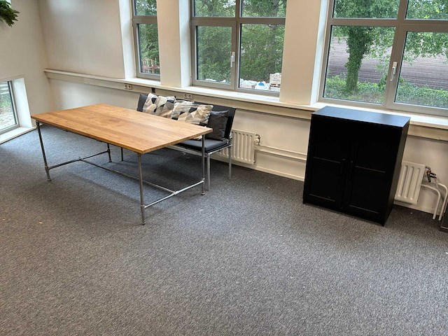 Tafel met bank en kast - afbeelding 1 van  7