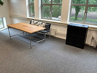 Tafel met bank en kast - afbeelding 1 van  7