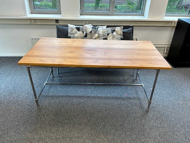 Tafel met bank en kast - afbeelding 3 van  7