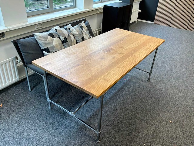Tafel met bank en kast - afbeelding 4 van  7