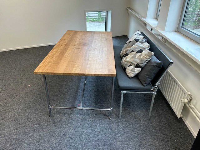 Tafel met bank en kast - afbeelding 5 van  7