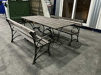 Tafel met bankjes