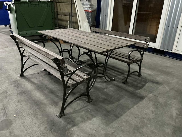 Tafel met bankjes - afbeelding 1 van  5