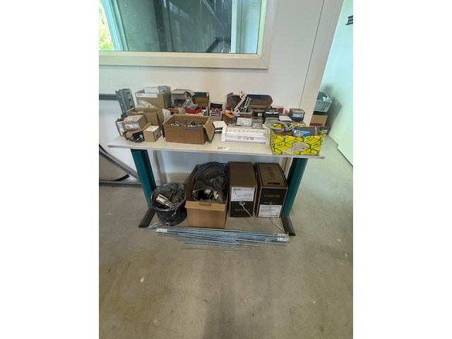 Tafel met diverse ijzerwaren en installatiemateriaal - afbeelding 1 van  6