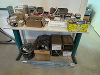 Tafel met diverse ijzerwaren en installatiemateriaal - afbeelding 1 van  6