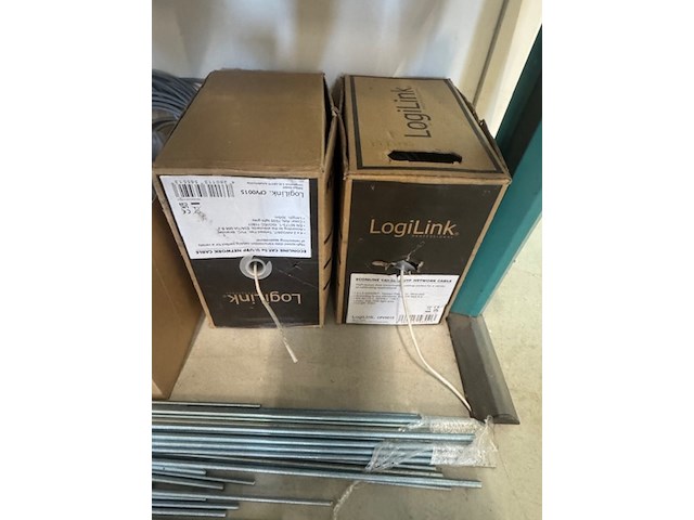 Tafel met diverse ijzerwaren en installatiemateriaal - afbeelding 2 van  6