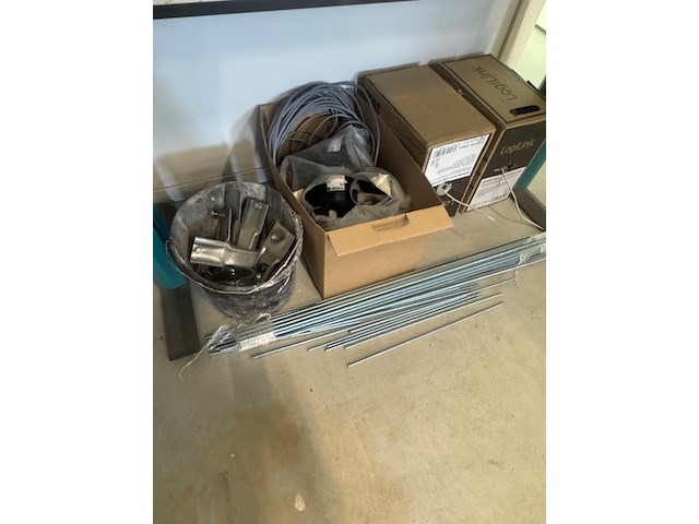 Tafel met diverse ijzerwaren en installatiemateriaal - afbeelding 3 van  6