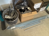 Tafel met diverse ijzerwaren en installatiemateriaal - afbeelding 3 van  6