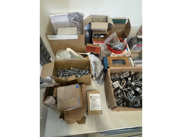 Tafel met diverse ijzerwaren en installatiemateriaal - afbeelding 4 van  6