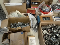 Tafel met diverse ijzerwaren en installatiemateriaal - afbeelding 4 van  6