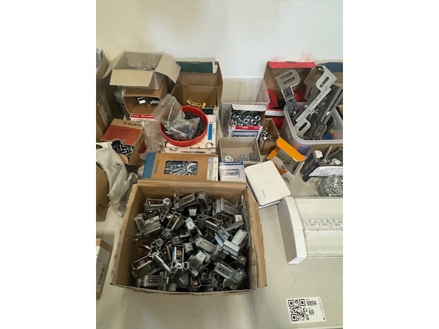 Tafel met diverse ijzerwaren en installatiemateriaal - afbeelding 5 van  6