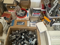 Tafel met diverse ijzerwaren en installatiemateriaal - afbeelding 5 van  6