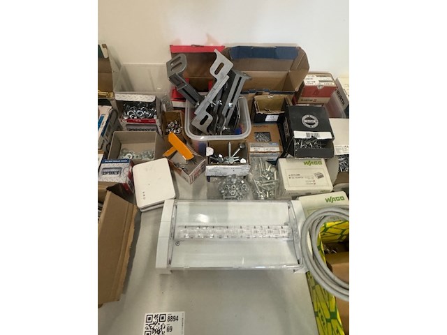 Tafel met diverse ijzerwaren en installatiemateriaal - afbeelding 6 van  6