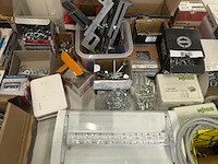 Tafel met diverse ijzerwaren en installatiemateriaal - afbeelding 6 van  6