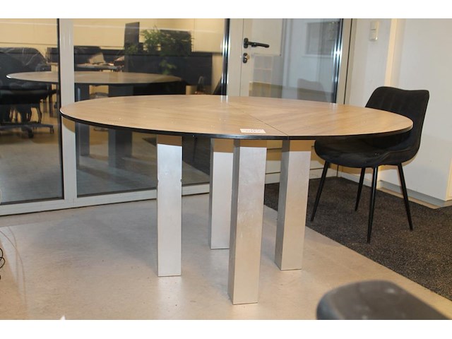Tafel met doorsnede 143.5 cm en hoogte 74 cm. - afbeelding 2 van  3