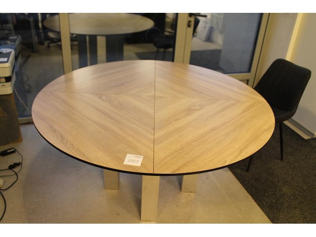 Tafel met doorsnede 143.5 cm en hoogte 74 cm. - afbeelding 3 van  3