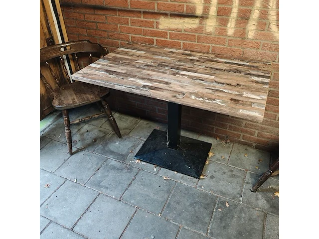 Tafel met één stoel - afbeelding 1 van  1