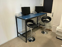 Tafel met krukken