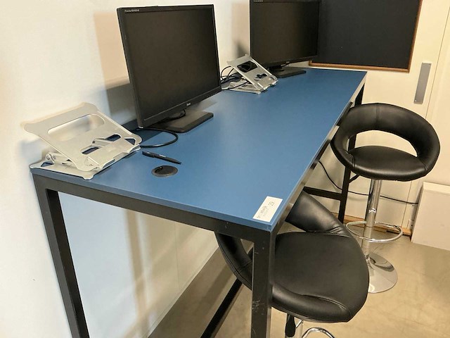 Tafel met krukken - afbeelding 2 van  8