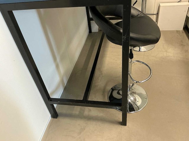 Tafel met krukken - afbeelding 3 van  8