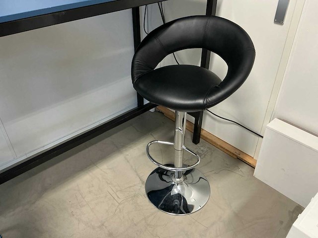 Tafel met krukken - afbeelding 5 van  8