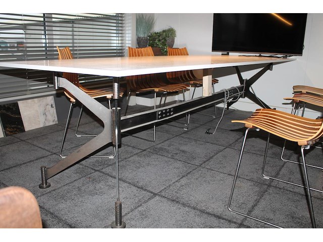 Tafel met massief eikenhouten blad 18 mm en metalen demontabel onderstel. afmeting 95 x 300 x 74 cm. - afbeelding 2 van  3