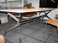 Tafel met massief eikenhouten blad 18 mm en metalen demontabel onderstel. afmeting 95 x 300 x 74 cm. - afbeelding 2 van  3