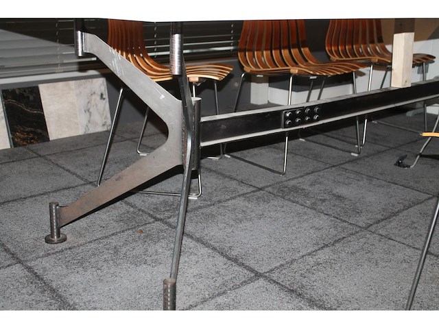 Tafel met massief eikenhouten blad 18 mm en metalen demontabel onderstel. afmeting 95 x 300 x 74 cm. - afbeelding 3 van  3