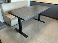 Tafel met metalen onderstel (2x)