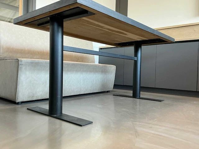 Tafel met metalen onderstel (2x) - afbeelding 4 van  4
